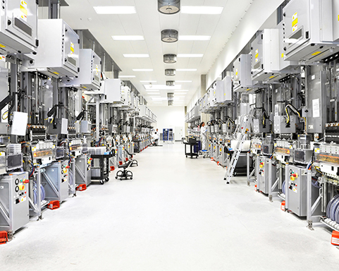 High-Tech-Fabrik mit Maschinen in einer Halle